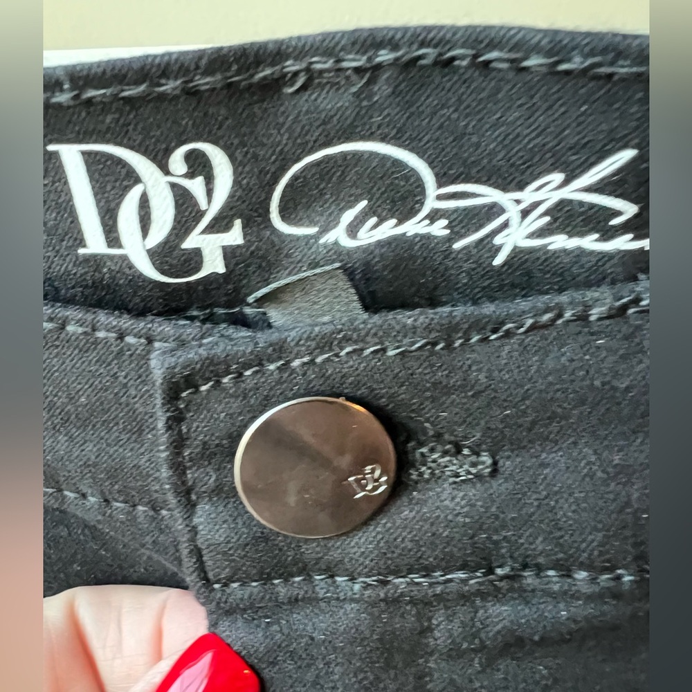 DG2 - NWT - 18PW - BLACK - Straight STRETCHY Jeans - Picture 5 of 10